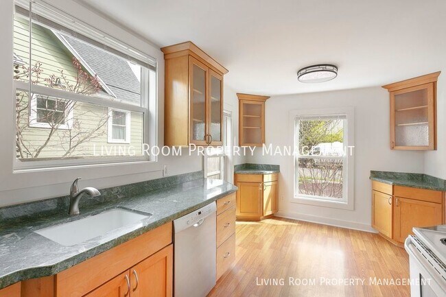 Building Photo - Beautiful 5-bedroom 3 bath 1929 Cape Cod h...