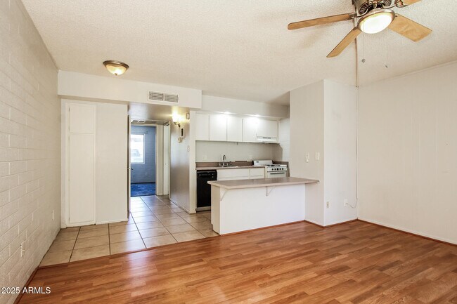 Foto del edificio - 6320 N 16th St