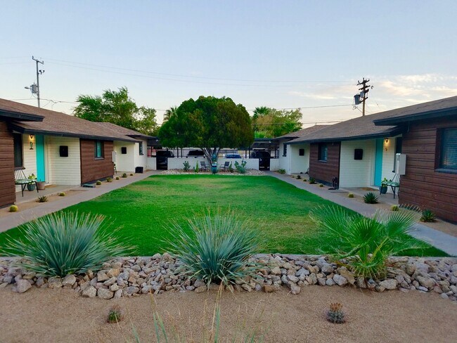 Foto del edificio - 1535 W Indian School Rd