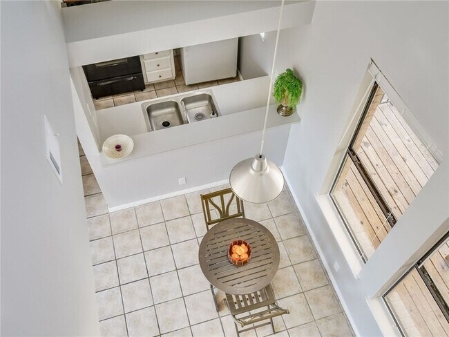 Foto del edificio - 611 E 45th St