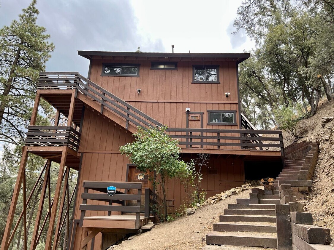 Foto principal - Charming Furnished 3-Bed Cabin Retreat wit...