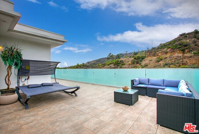 Foto del edificio - 6696 Lakeridge Rd