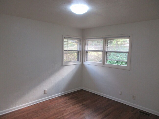 Building Photo - Three Bedroom Home in the Hills of South S...
