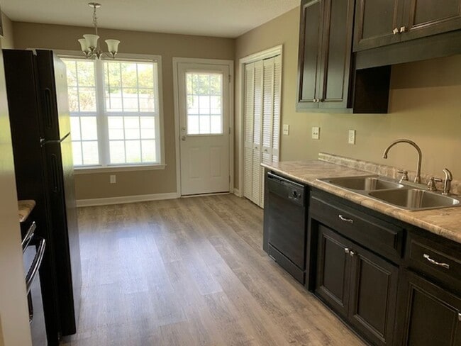 Building Photo - 2 BR / 2 BA with tons of upgrades