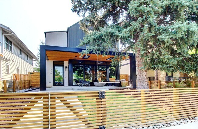 Foto del edificio - Luxury Living in the heart of Platte Park, 5bds, 4bas - Custom Finishes around every corner