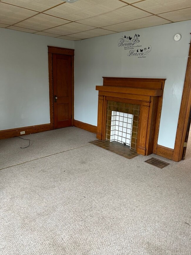 Building Photo - 2 BR Down Near Gridley Park w big yard & p...