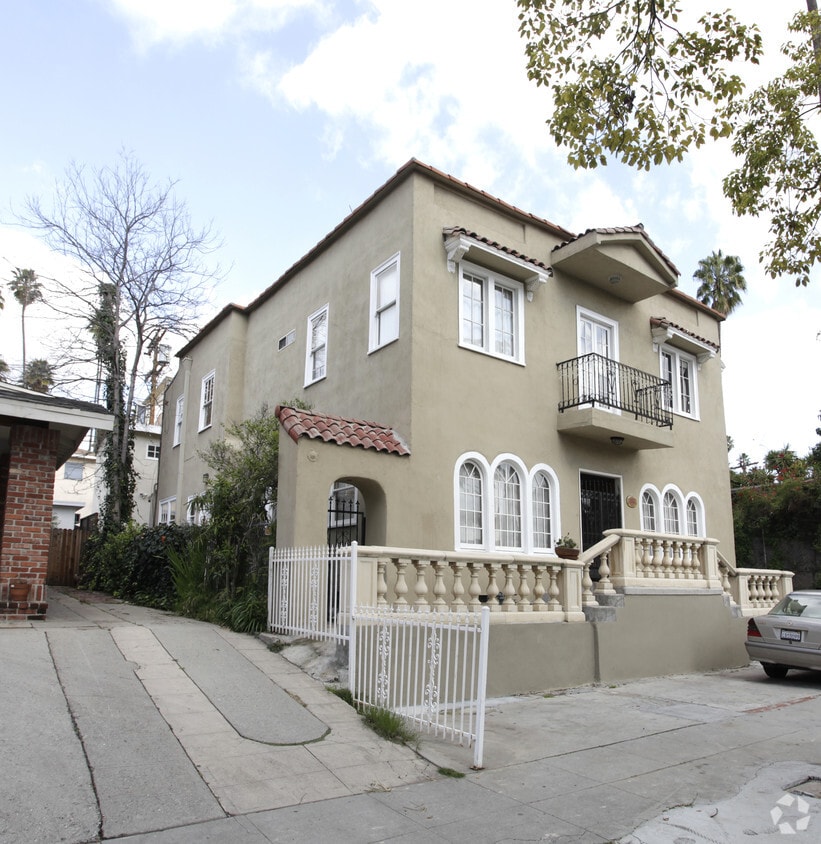 Building Photo - 6057 Selma Ave
