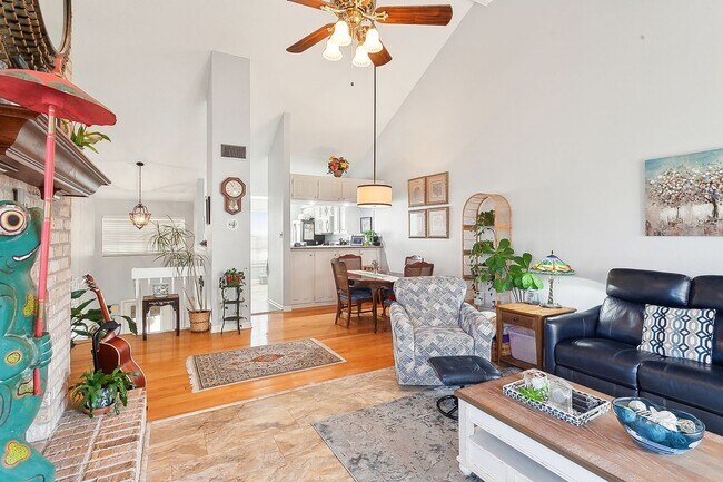 Building Photo - 2 BEDROOM, 2 BATHROOM TOWNHOUSE IN JEFFERSON