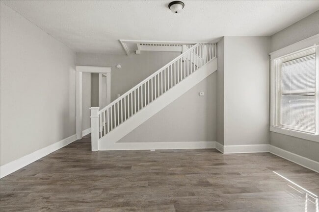 Building Photo - 617 N Parker Ave