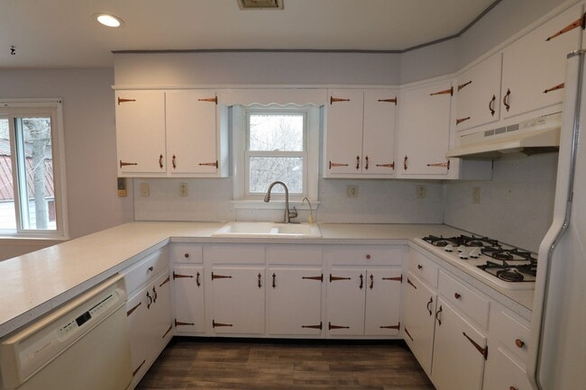 Building Photo - Charming 2-Bedroom Home with Spacious Yard & Sunroom – $1,600/Month