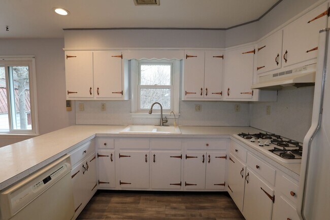 Foto del edificio - Charming 2-Bedroom Home with Spacious Yard & Sunroom – $1,600/Month