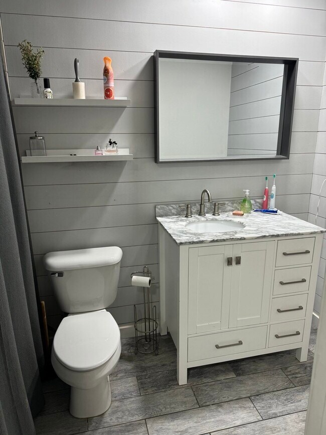 Building Photo - 5618 Madison Ave