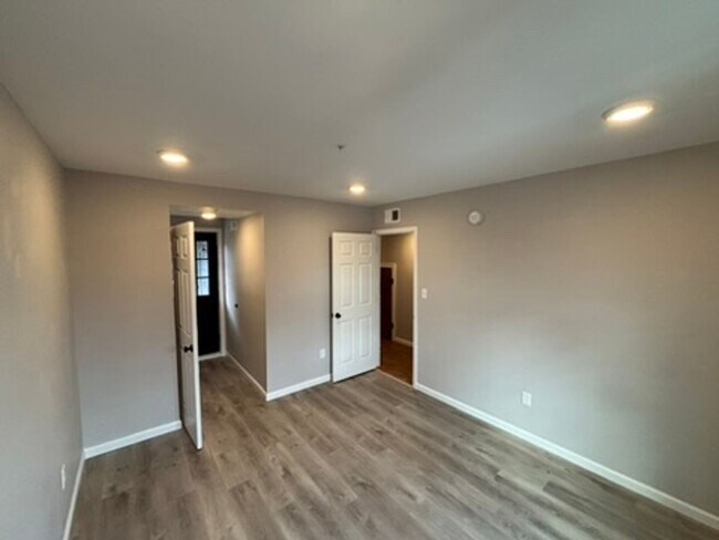 Foto del edificio - 235 E Market St