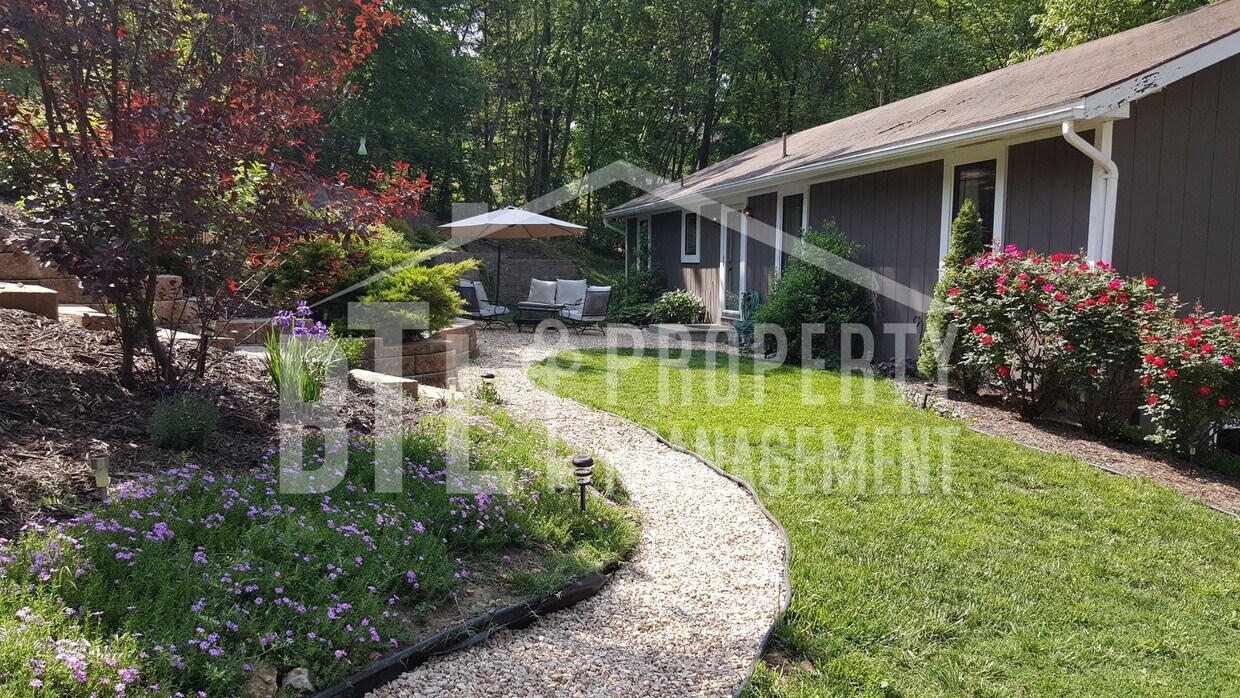 Foto principal - Furnished Kimberling City Duplex! ALL UTIL...