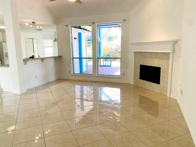 Foto del edificio - 19942 Cresent Creek Dr