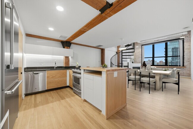 Foto del edificio - 1727 S Indiana Ave