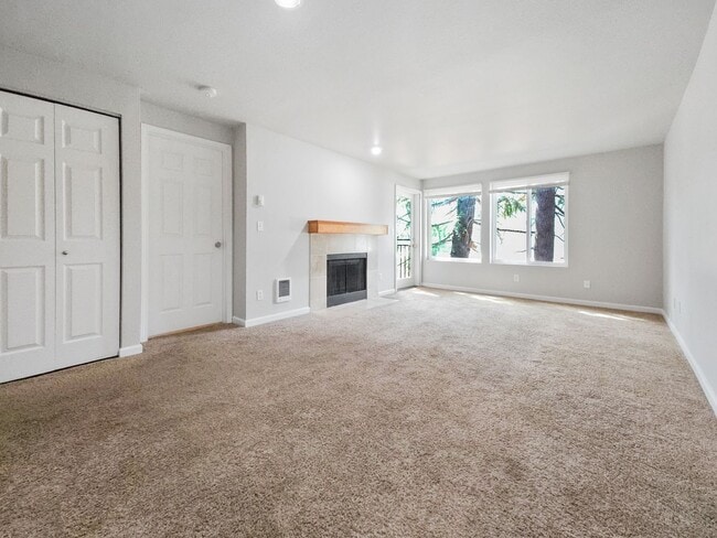 Building Photo - Updated 2BR Condo with Pool, Clubhouse & P...