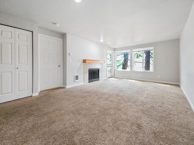 Foto del edificio - Updated 2BR Condo with Pool, Clubhouse & P...