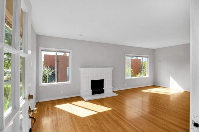 Building Photo - Cute Bungalow with Workshop in Upper Dimon...