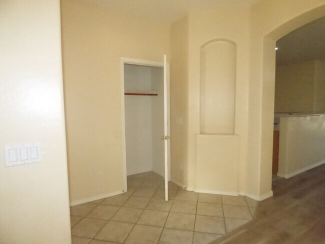 Building Photo - Location! Location! Location! 4 bedroom ha...