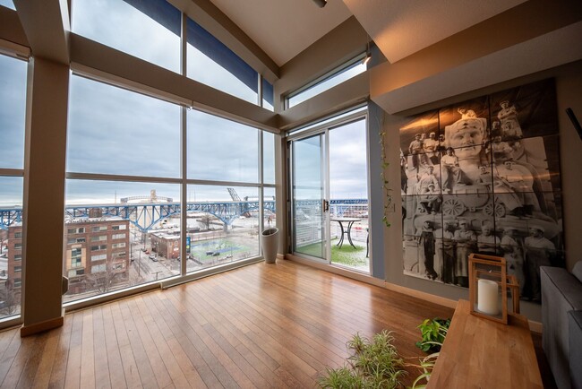 Building Photo - Luxurious multi-level penthouse condo - Fl...