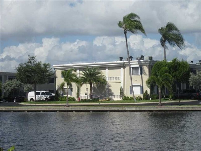 Foto del edificio - 170 Cypress Club Dr