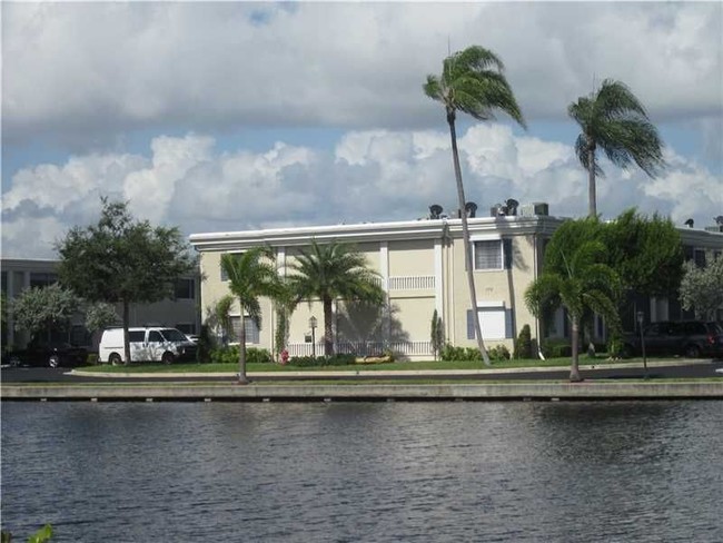 Building Photo - 170 Cypress Club Dr