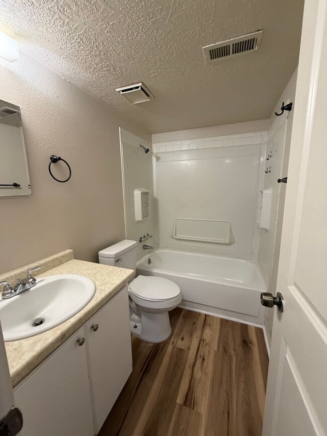 Building Photo - very nice 2 bedroom