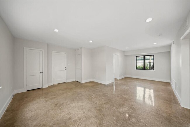Building Photo - 520 Lovett Blvd