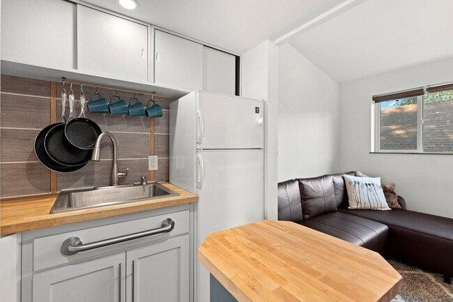 Photo - 1 Bath Furnished Studio in Woodlawn! House