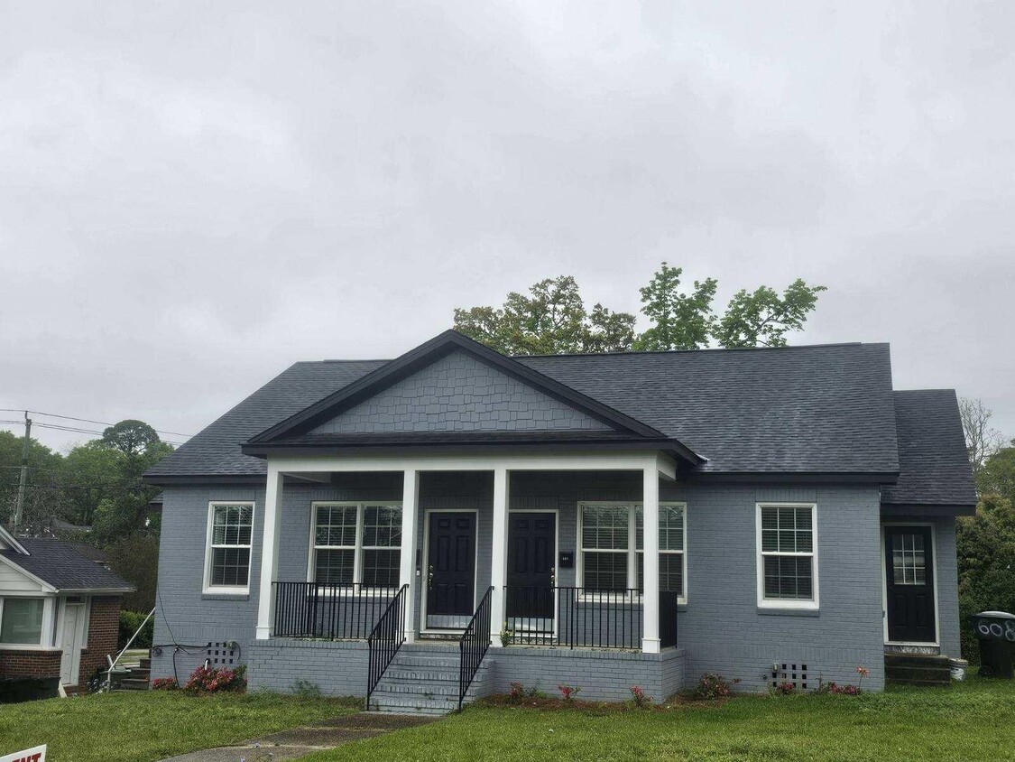 Primary Photo - 608 E College Ave