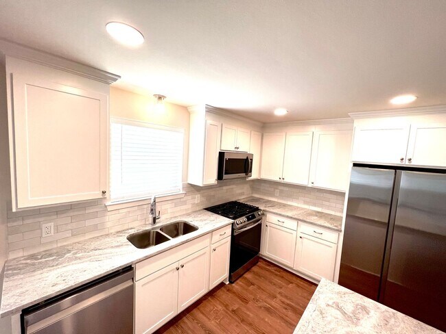 Foto del edificio - 4 Bedroom with Bonus Room Home in highly d...
