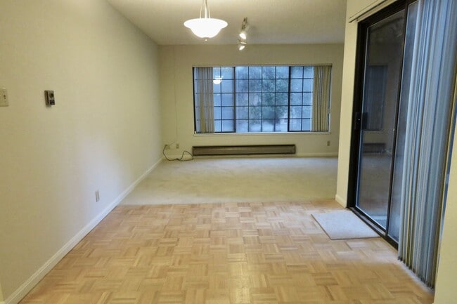Building Photo - Condo with 2 baths, Parking and Private Pa...