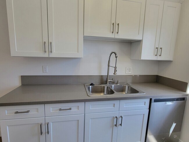 Building Photo - 5950 Whitsett Ave