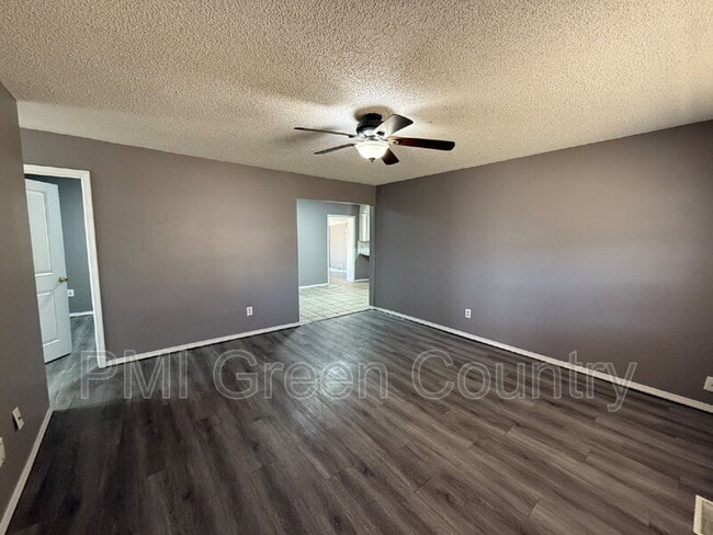 Foto del edificio - 306 E 3rd St