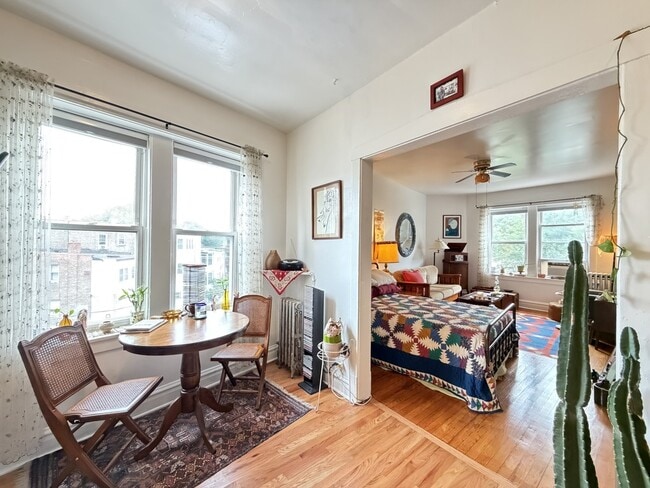 Building Photo - 2462 N Linden Pl
