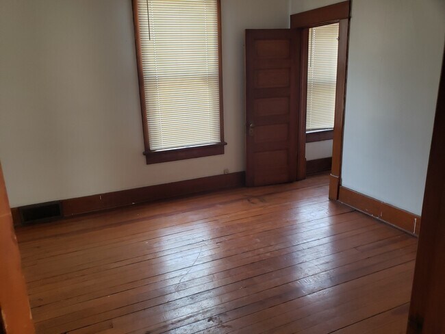 Building Photo - 2 Bedroom 1 bath house located near downtown!  ¡Casa de 2 dormitorios y 1 baño ubicada cerca del ...