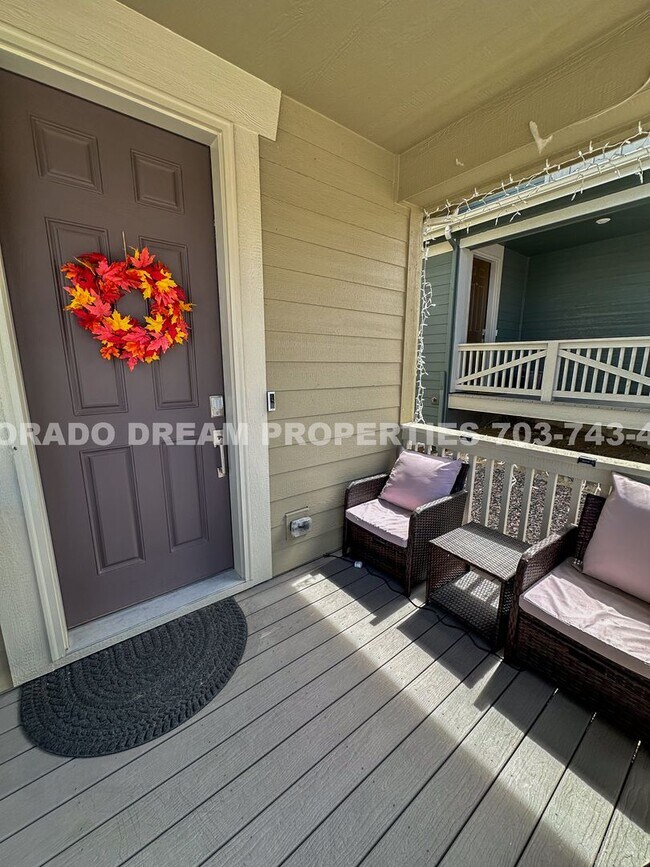 Building Photo - Luxurious fully-furnished home in Dove Vil...