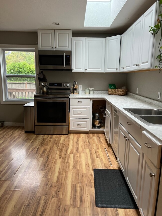 Foto del edificio - 2344 Northlake Way NW