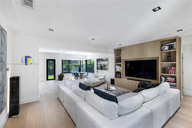 Foto del edificio - 373 NE 104th St