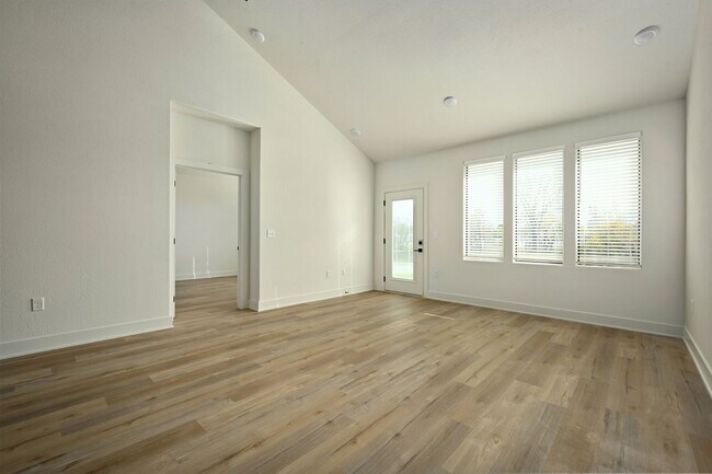 Foto del edificio - Stunning 2-bedroom, 2-bathroom Townhome In Raymore MO