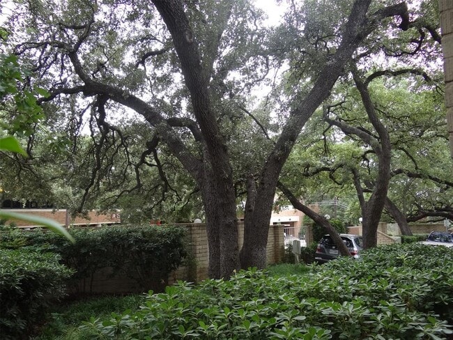 Building Photo - 912 E 32nd St