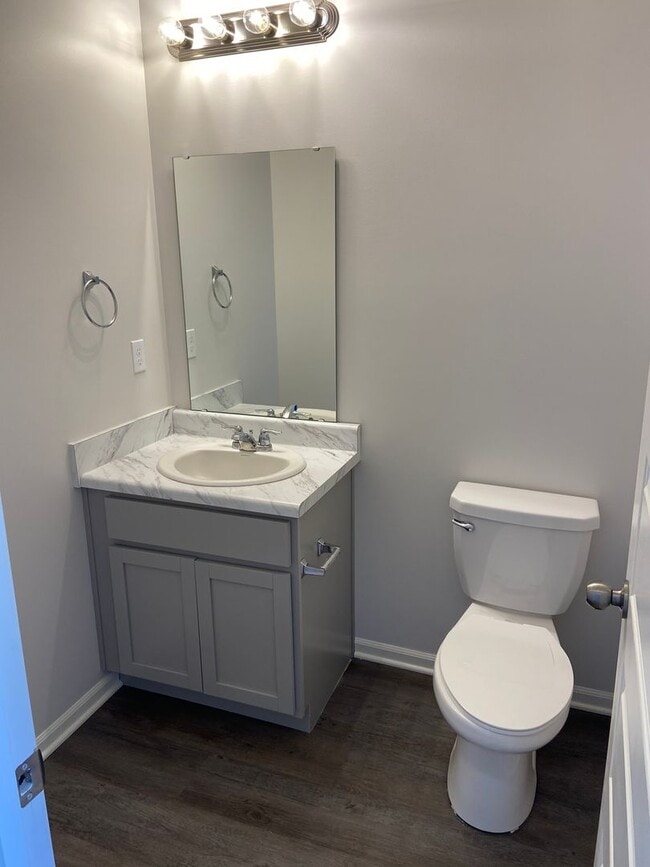 Building Photo - Now Preleasing! Comfortable Three Bedroom | Two and a Half Bath Home in Oak Woods