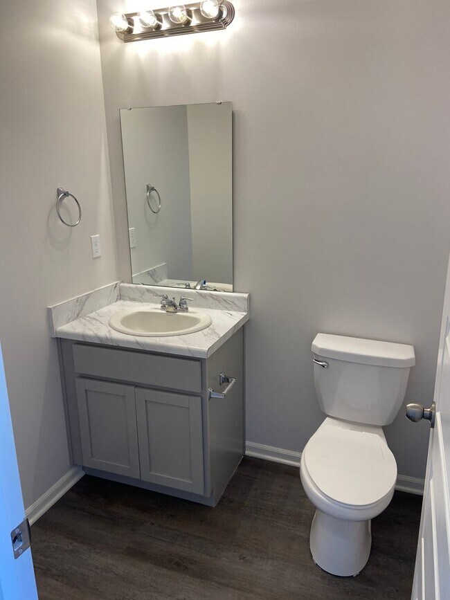Foto del edificio - Now Preleasing! Comfortable Three Bedroom | Two and a Half Bath Home in Oak Woods