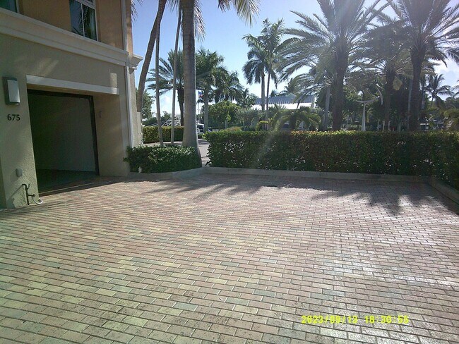 Foto del edificio - 675 Casa Loma Blvd