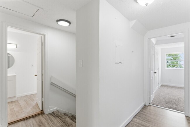Building Photo - 306 E Burwell Ave