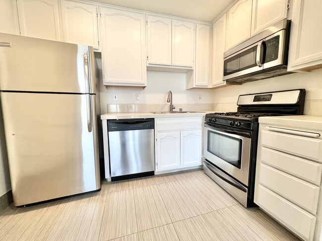 Building Photo - 8811 Burton Way West Hollywood, CA 90048