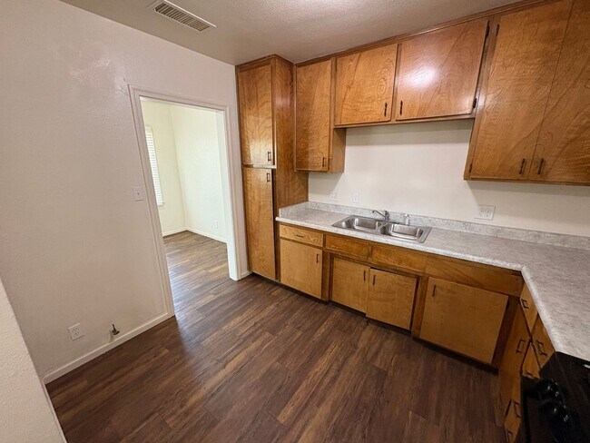 Foto del edificio - NW Visalia corner lot home available now!