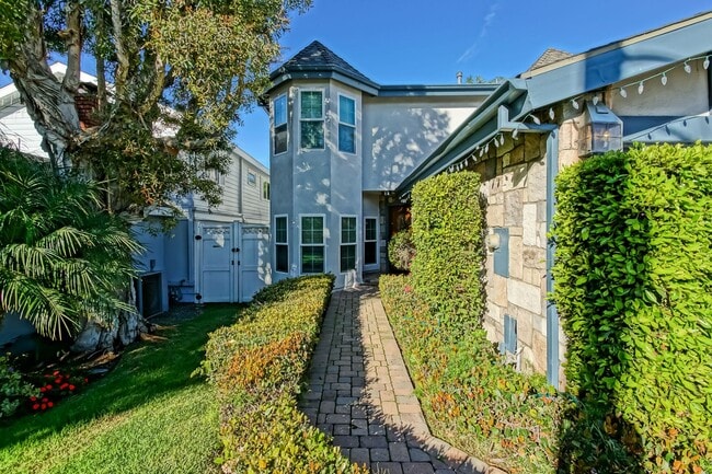 Building Photo - CHARMING & SPACIOUS, 5BR3.5BA HOME W/ PRIVATE YARD, BALCONY & SPRAWLING LIVING SPACE NEXT TO SAND...