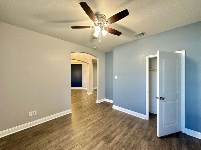 Foto del edificio - Viewable January 15th!